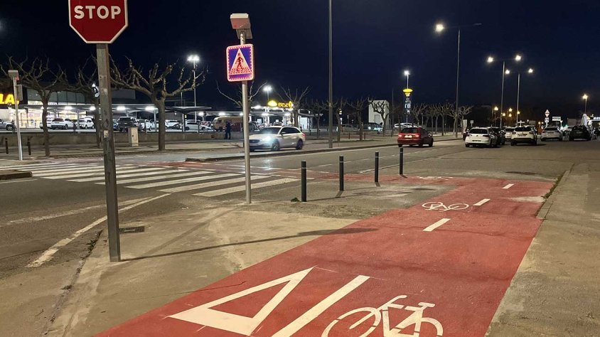 Les noves actuacions al tram urbà de la C-14 amb els panells lluminosos i el carril bici