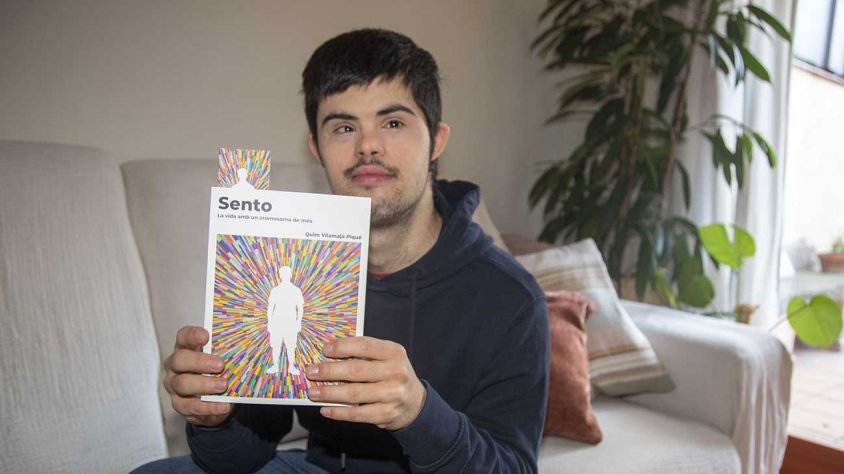 Quim Vilamajó mostrant el llibre