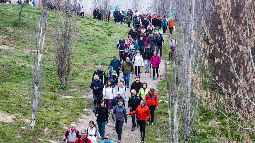 Els participants passant per la via verda de Tàrrega al Talladell