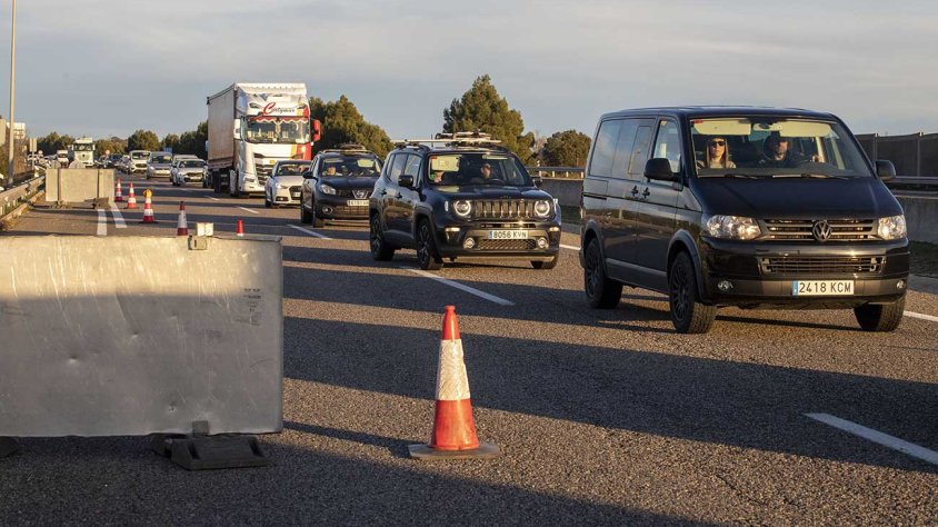 Trànsit dens ahir a la tarda a l’autovia A-2 en sentit Lleida al seu pas per la Segarra