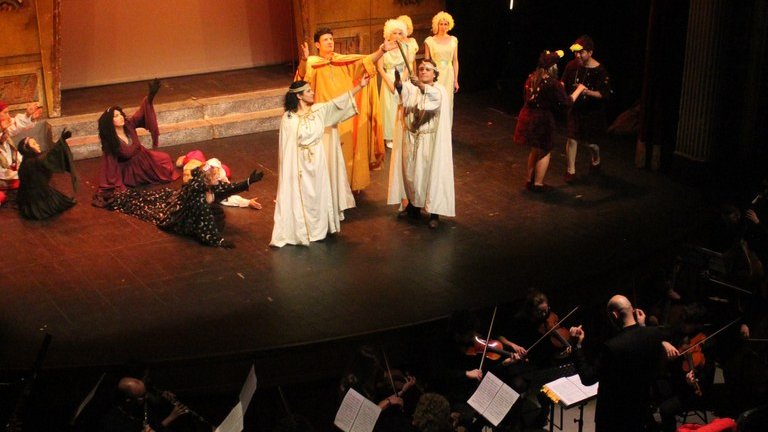 Moment final de 'La Flauta Màgica' al Teatre Ateneu