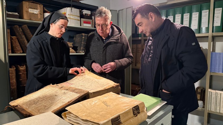 Talarn visita el monestir per conèixer les condicions de conservació dels seus documents