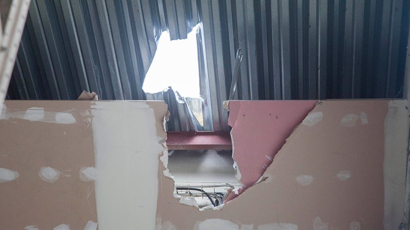 Forat que els lladres van fer al sostre de Catalonia Unic