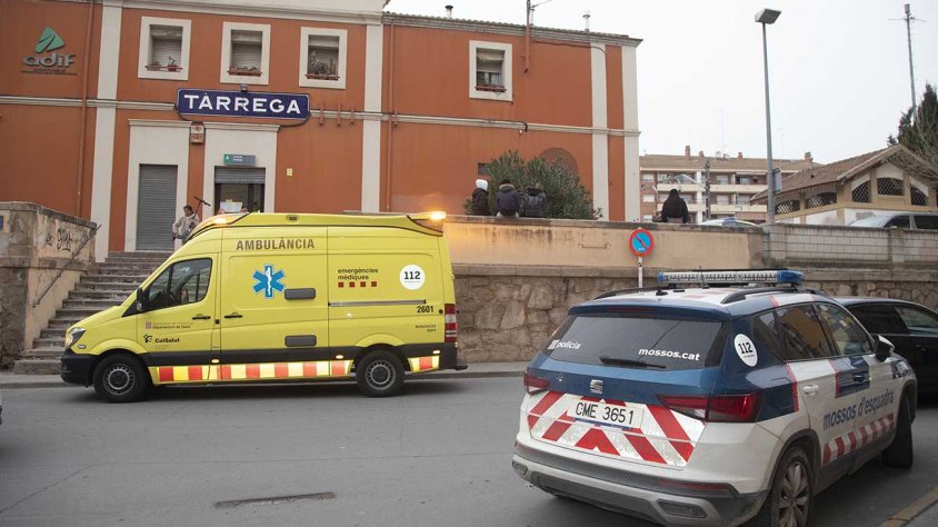 Imatge de patrulles de Mossos d’Esquadra, Policia Local i ambulàncies del SEM ahir al lloc