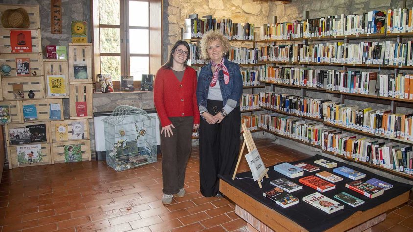 Maria Fernández, responsable de la biblioteca, amb l'alcaldessa, Carme Culleré
