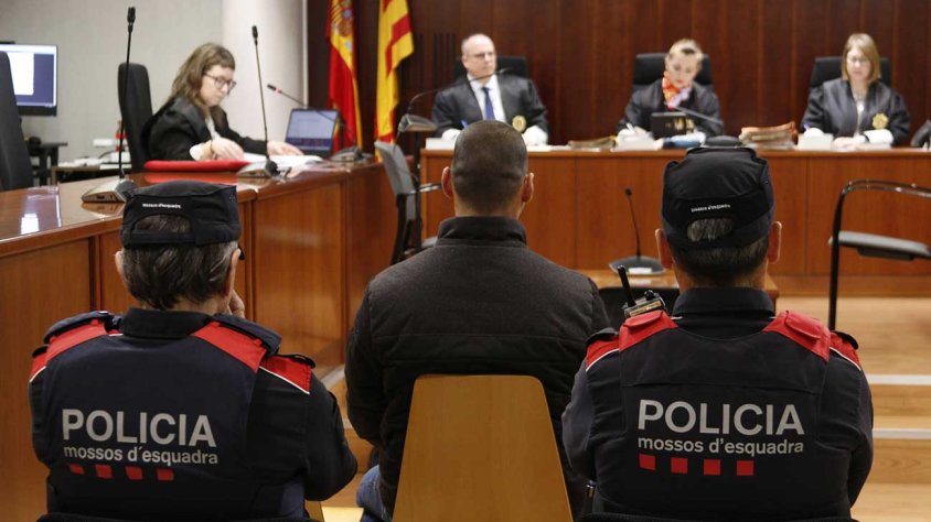 L'acusat custodiat per dos Mossos d'Esquadra durant el judici