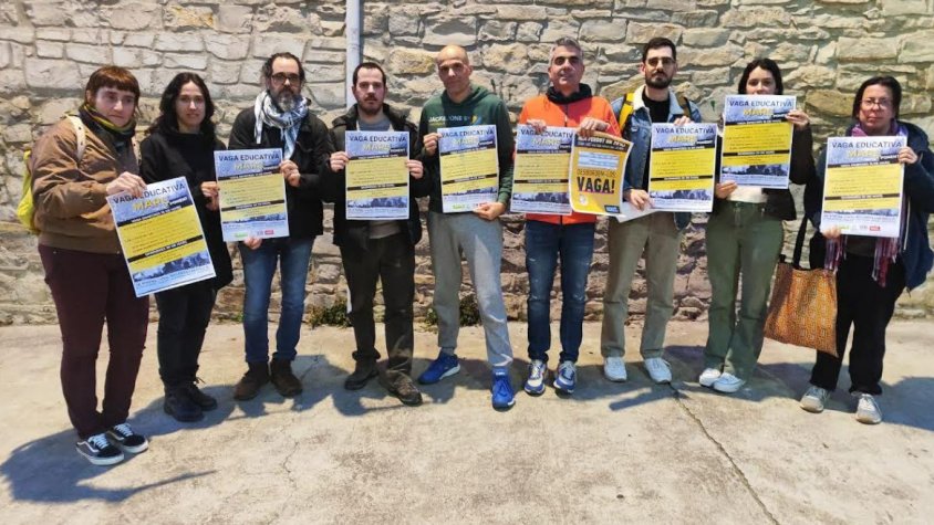 Mestres i professors de l'Urgell i la Segarra amb cartells de la vaga