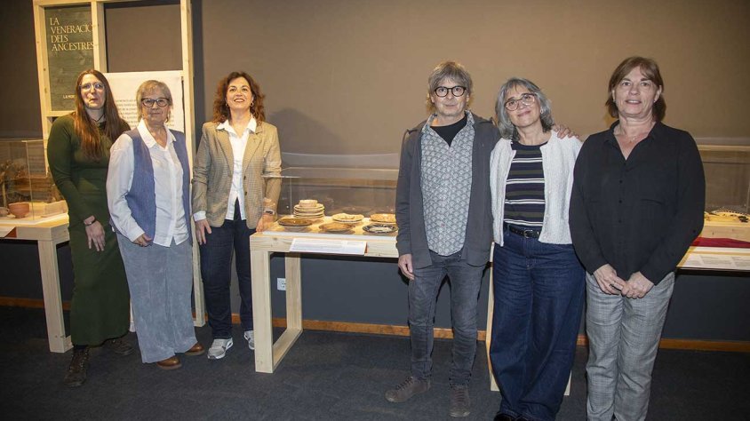 L’alcaldessa, Alba Pijuan, i la comissària de la mostra, Júlia Carreras, amb la resta d’autoritats