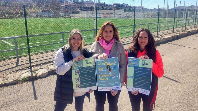 La regidora d'Esports i Salut, Laura Tejero, amb les tècniques municipals al Parc Esportiu