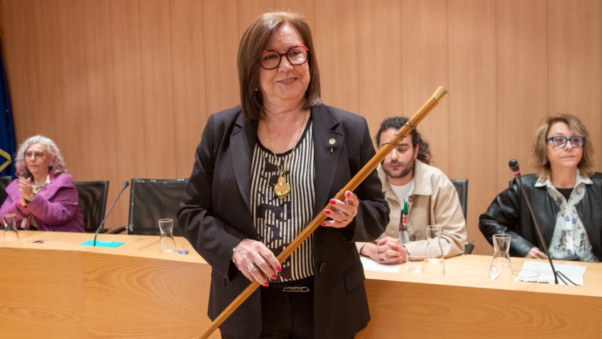 Rosa Maria Perelló amb la vara d'alcaldessa