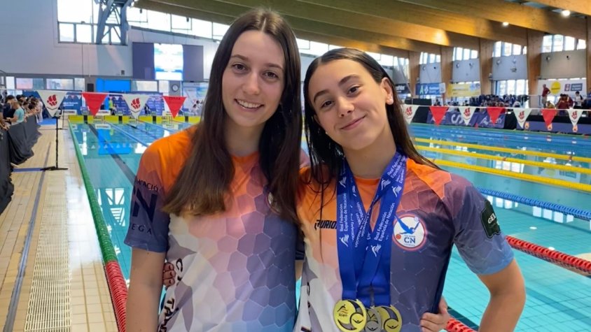 Noa Priego amb les medalles i la seva entrenadora