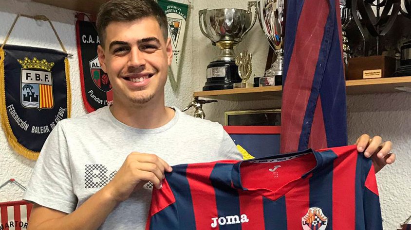 Ramon Verdés mostrant la samarreta blaugrana