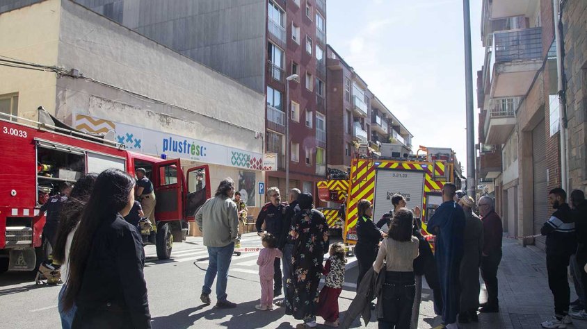 Efectius dels serveis d’emergències ahir a l’avinguda Catalunya de Bellpuig