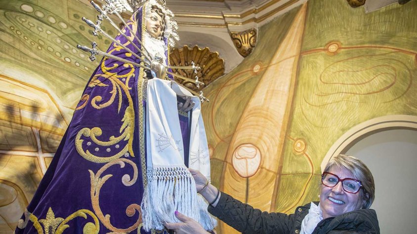 Beneta Santiveri arreglant la Mare de Déu dels Dolors