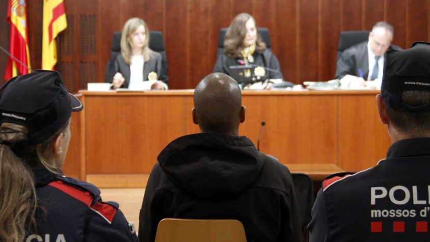 L'acusat de violar la parella a Bellpuig durant el judici a l'Audiència de Lleida custodiat pels Mossos