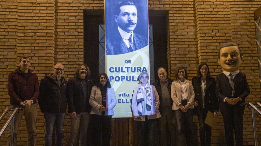La guanyadora, amb les autoritats, ahir davant del Teatre Armengol de Bellpuig