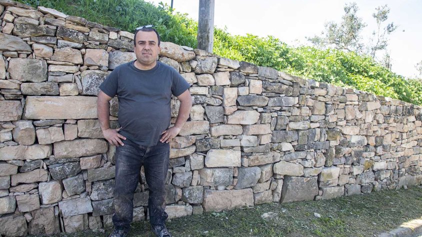 Josep Maria Martí, al costat de la part del marge que es va reconstruir l’any passat a Ciutadilla