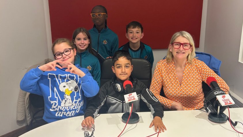 L'alumnat que va fer l'entrevista amb la Montse a les instal·lacions de Ràdio Tàrrega