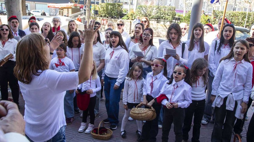 Les caramelles, davant de l'església del Carme