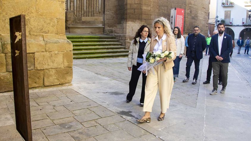 Ofrena floral de l'alcaldessa amb altres regidors del consistori