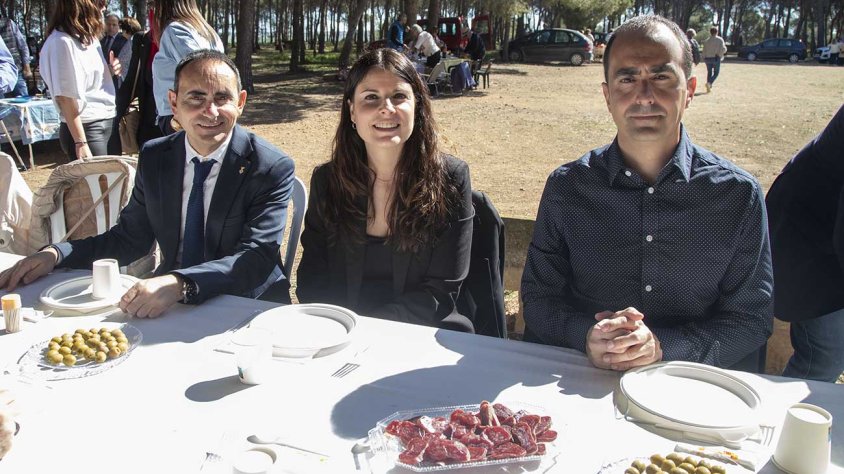 L’alcalde, amb la presidenta de Junts al Parlament i el president del Consell de l’Urgell
