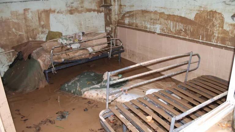 Estat en el qual va quedar una de les habitacions inundades de la residència