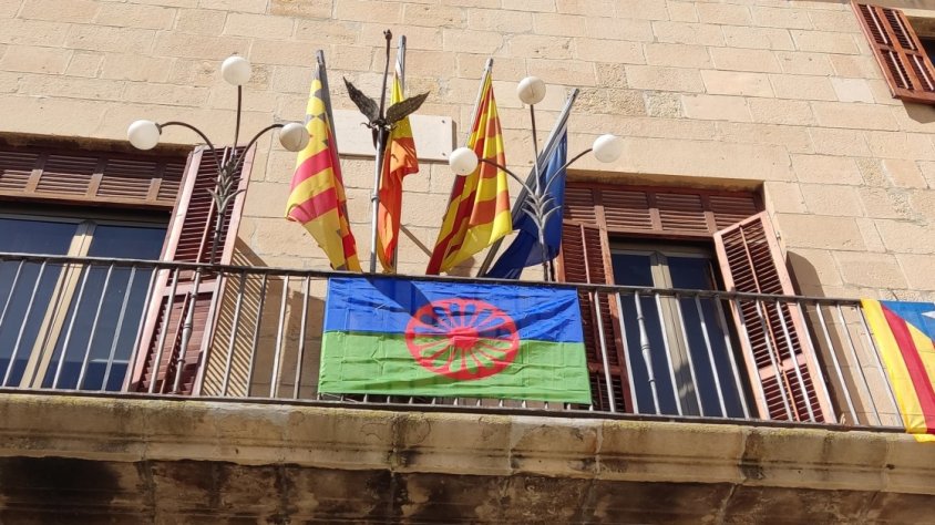 La bandera romaní, avui dimecres a la façana del consistori