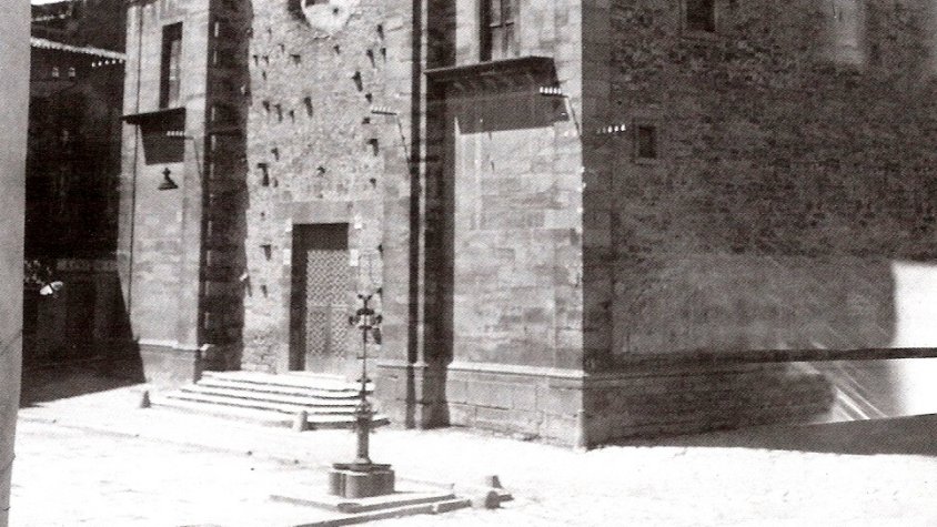 La façana inacabada amb els apòstols de la Parròquia Santa Maria de l’Alba, anys trenta