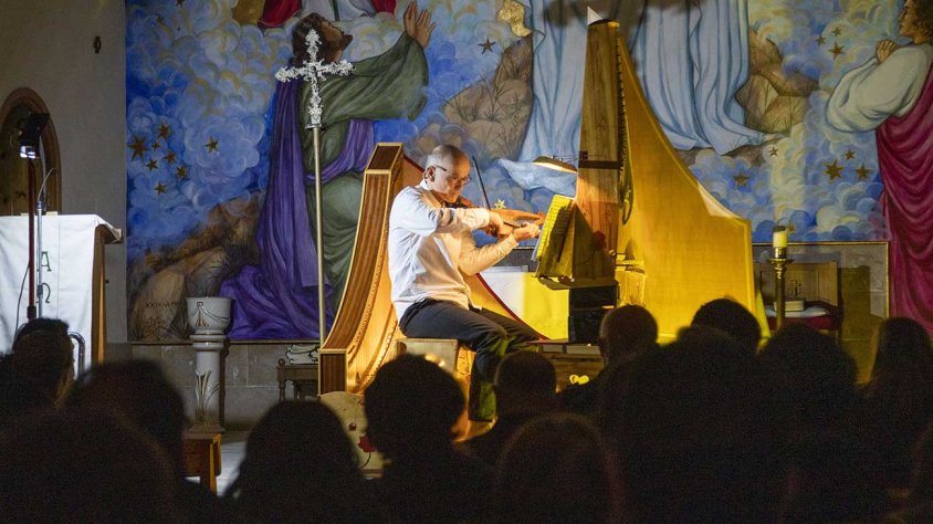 El concert de Pep Massana ha omplert l'església de públic