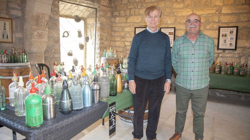 Francesc Alavedra, president de Xercavins, i el col·leccionista Jaume Castells amb alguns dels sifons exposats