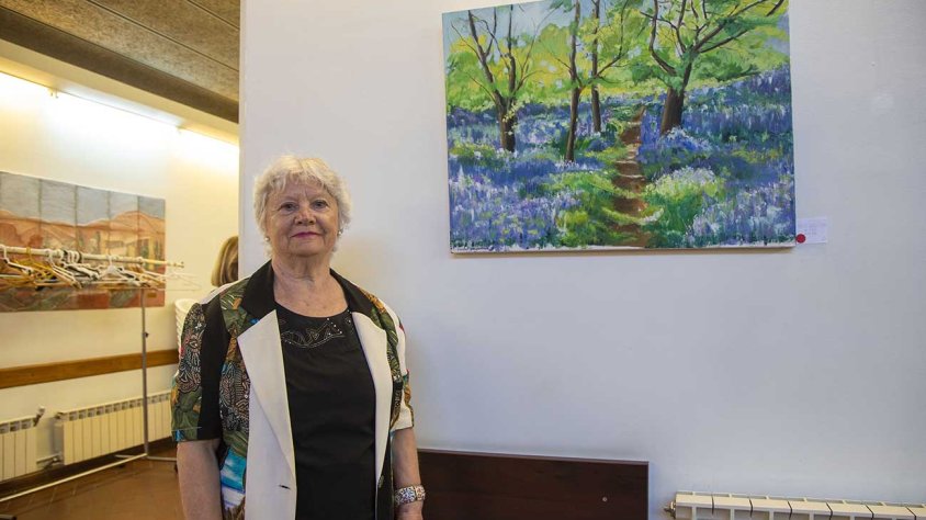 Isabel Puigarnau, amb un dels quadres que es poden veure