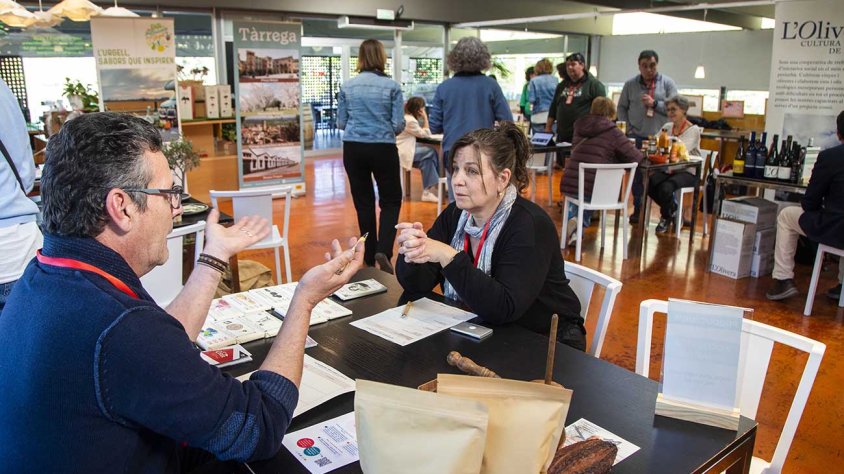Els restauradors i els agents turístics anaven passant per les taules dels productors