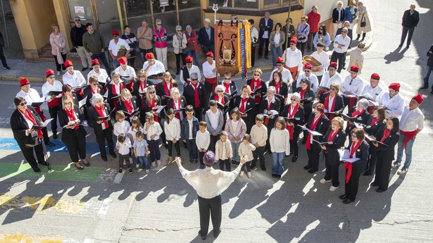 La Coral Flors d'Urgell, el Diumenge de Pasqua cantant caramelles