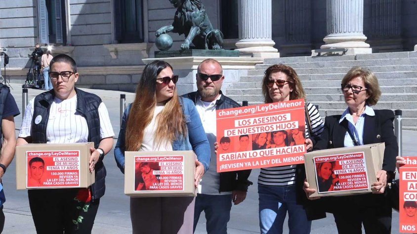 Representants de les cinc famílies a les portes del Congrés