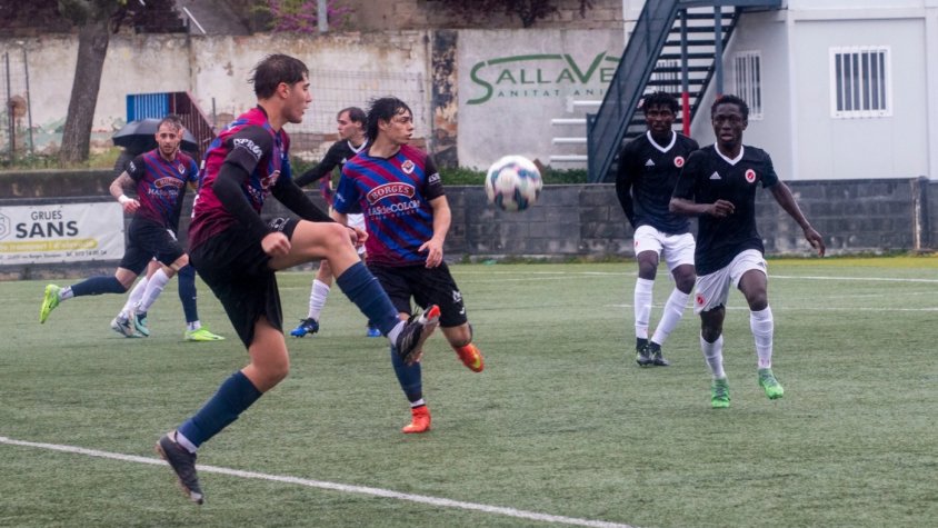 Una jugada del partit