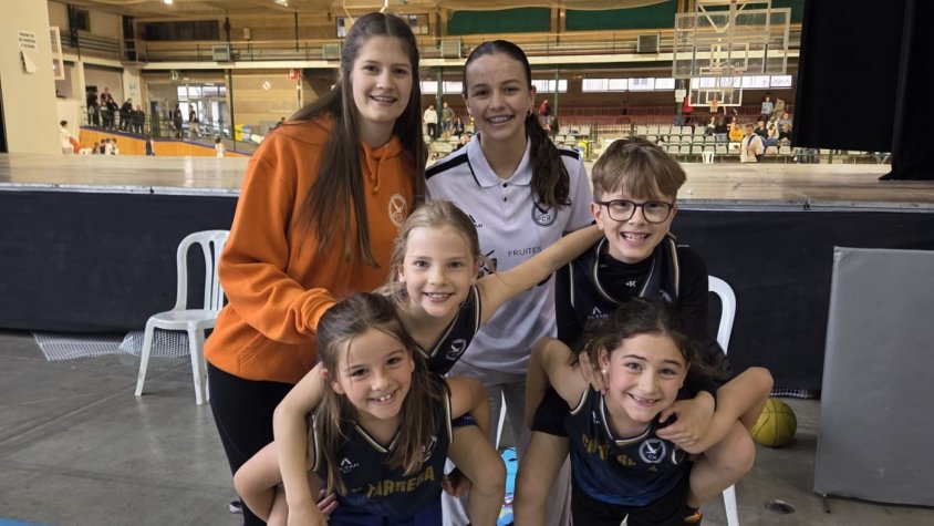 Jugadors i jugadores de l'escola de bàsquet van participar en una trobada a les Borges
