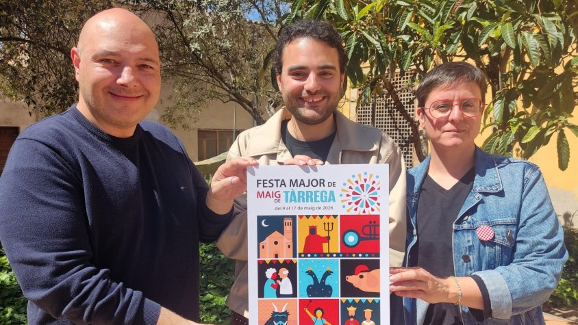 El regidor de Cultura, Miquel Nadal, mostra el cartell de la Festa Major amb Marta Salla i Lluís Agea, cap i tècnic de Cultura respectivament