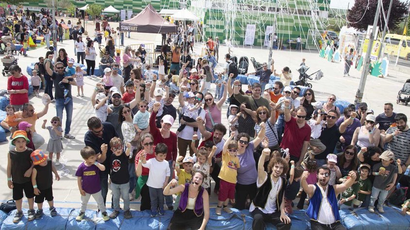 Foto de família del públic amb membres de La Colla Pirata