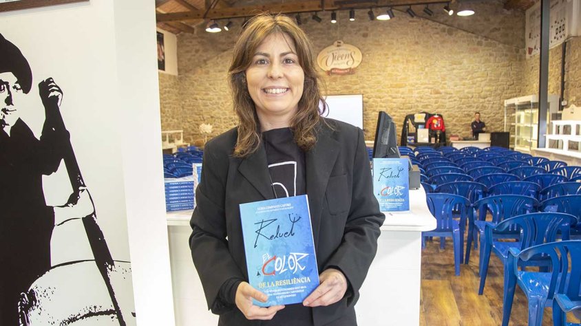 Núria Companys amb el llibre que va presentar dissabte titulat ‘Reluet. El color de la resiliència'