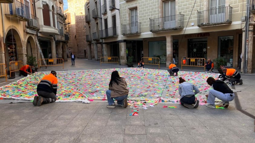 Preparatius de la instal·lació de la gran obra de borles a la plaça del Laberint