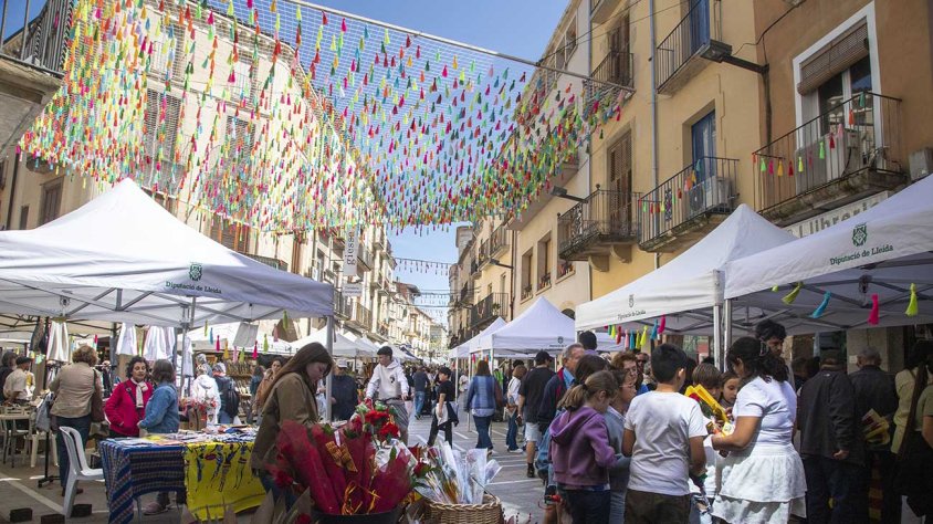 Vista del tendal de borles a la plaça del Laberint