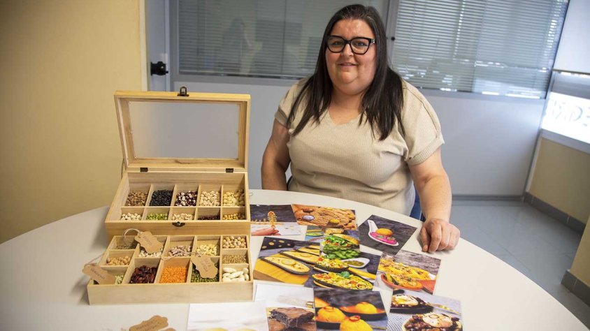 Virtu Díaz mostra la capsa amb diferents varietats de llegums, les targetes amb els noms i origen i fotos de diversos plats