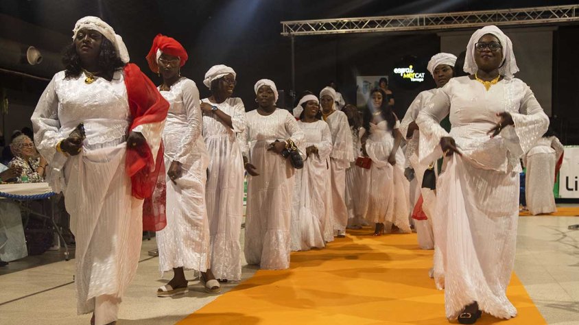 Dones senegaleses de l'associació Les Lingueres desfilant amb vestits típics del seu país d'origen