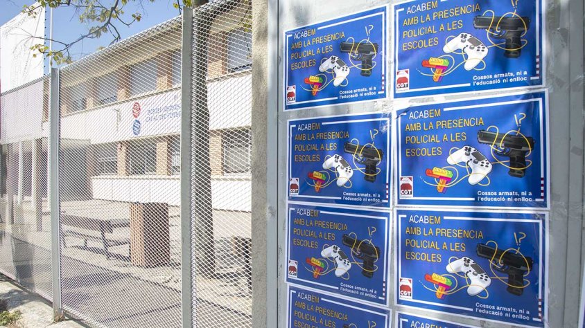 Cartells contra la iniciativa del Govern a l’entrada de l’institut Manuel de Pedrolo de Tàrrega