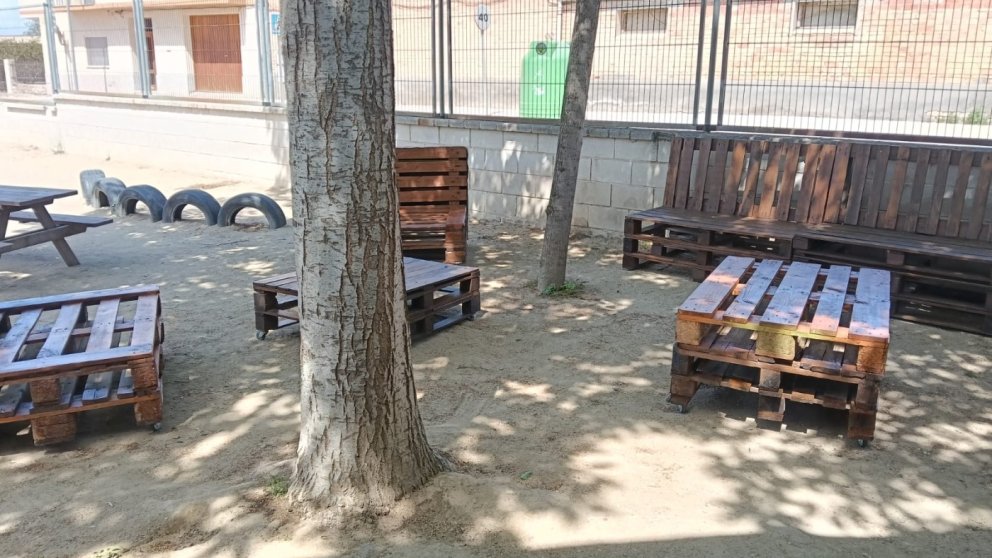 Les famílies milloren el pati de l’escola de Castellserà des de fa tres anys