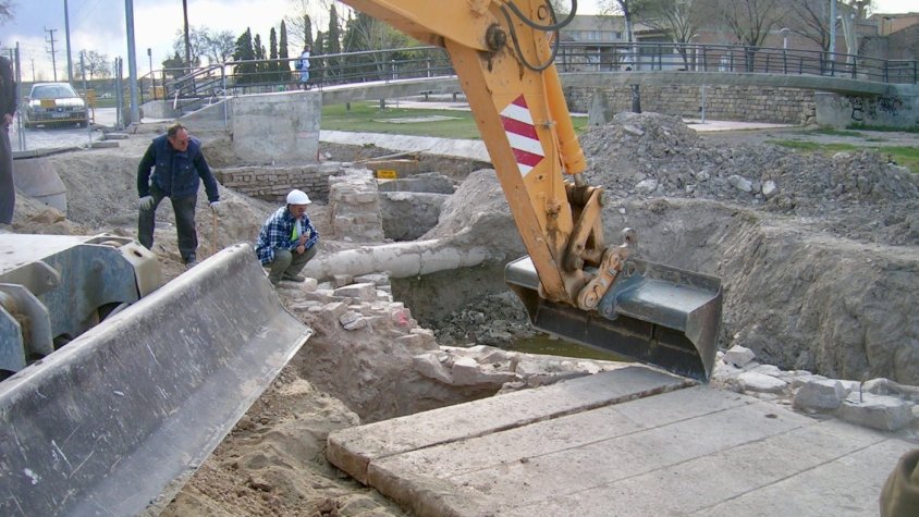 L'arqueòleg Pèhir Cots e Casanha durant les excavacions del pont gòtic i la zona de la placeta de Sant Agustí, on hi hagué la font del Rei. 21 de març de 2007