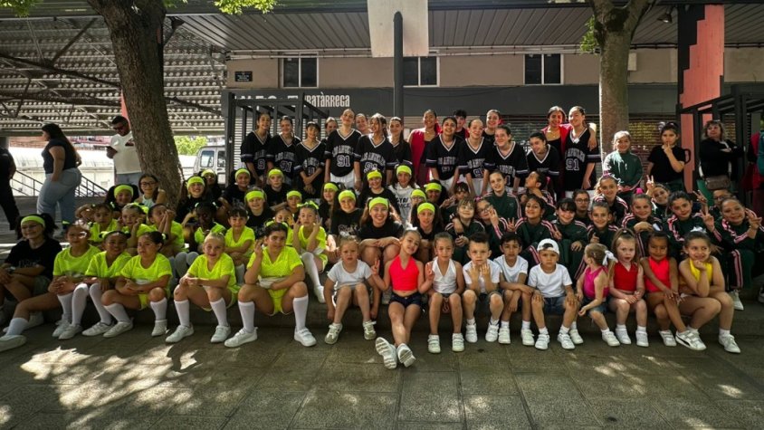 Foto de grup de les participants a la Marató de Dansa