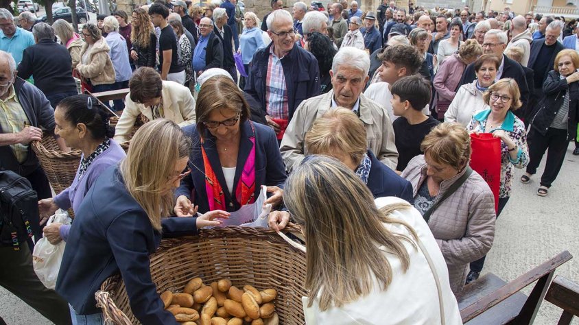 Segons la tradició, s’entreguen quatre panets per persona i una doble ració a les dones embarassades