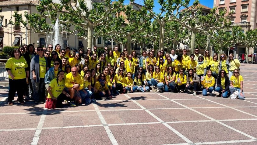 Foto de grup dels mestres participants a l'acció reivindicativa aquest migdia al Pati