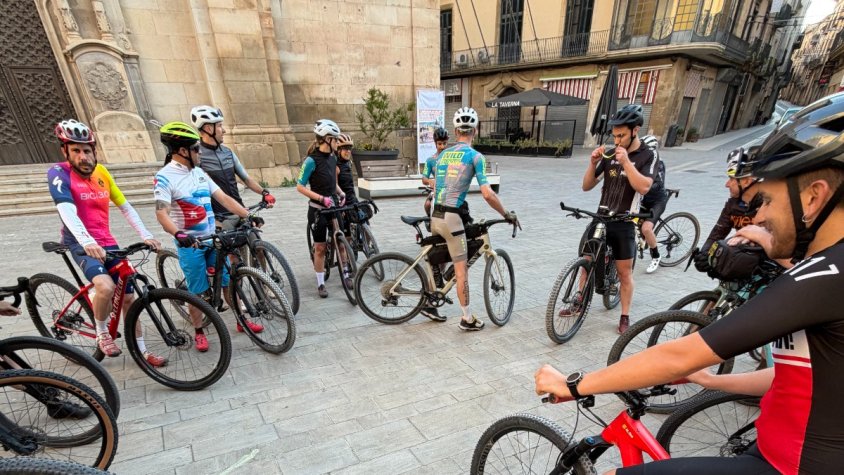 Els ciclistes a la plaça Major